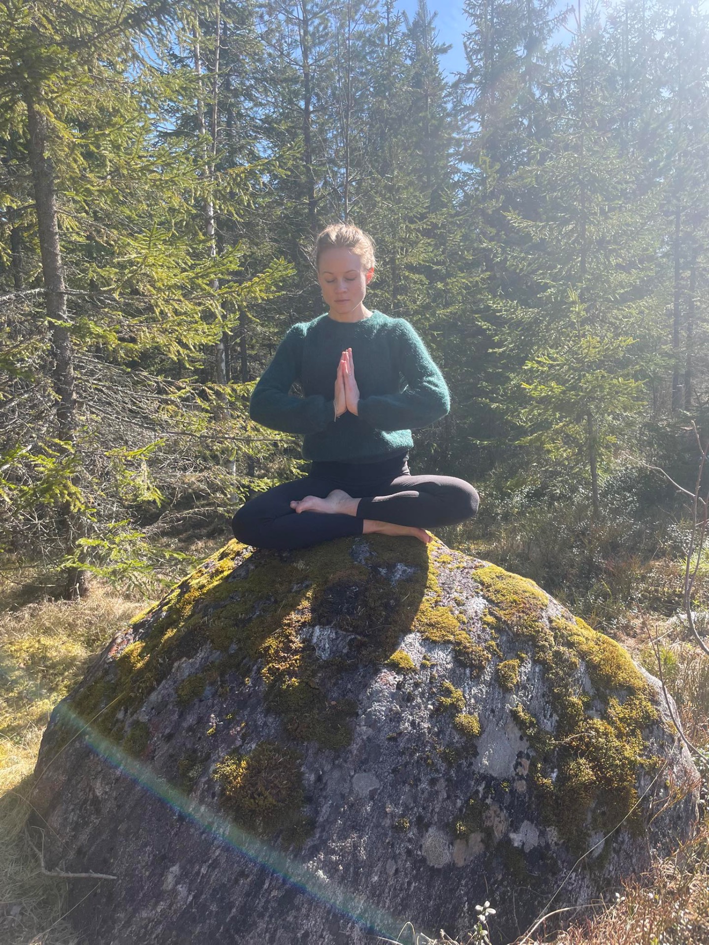 Morgen-yoga med Lille Måne yoga 🧘 en god start på dagen  i hagen på Engly, lørdag 6.juni fra 09.30 - 11.00