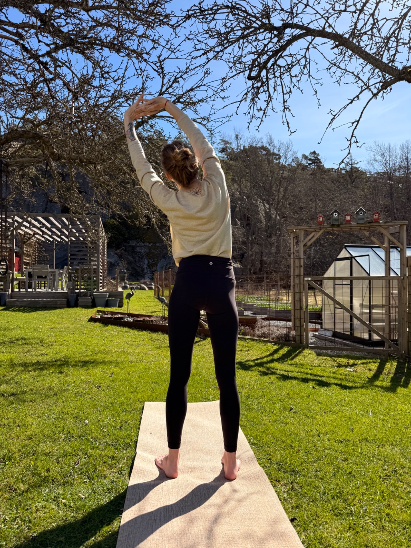 Morgen-yoga med Lille Måne yoga 🧘 en god start på dagen  i hagen på Engly, søndag 2. august fra 09.30 - 11.00